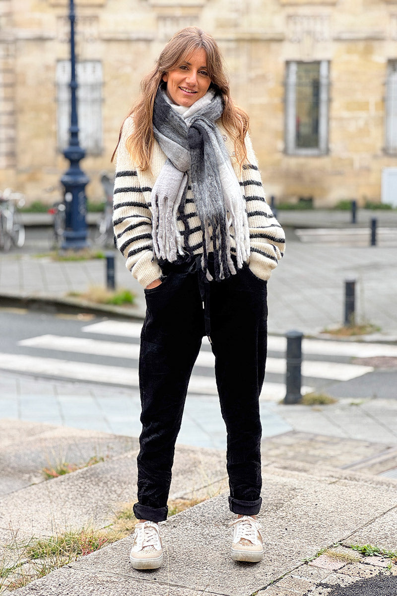 Echarpe toute douce à carreaux noir et gris avec franges