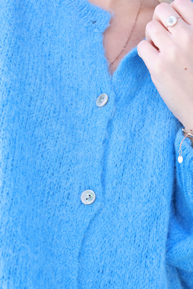 Cardigan jean azul en punto baby alpaca con botones nacarados, cuello redondo