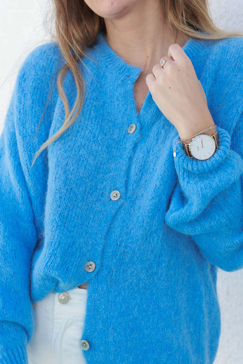 Cardigan jean azul en punto baby alpaca con botones nacarados, cuello redondo