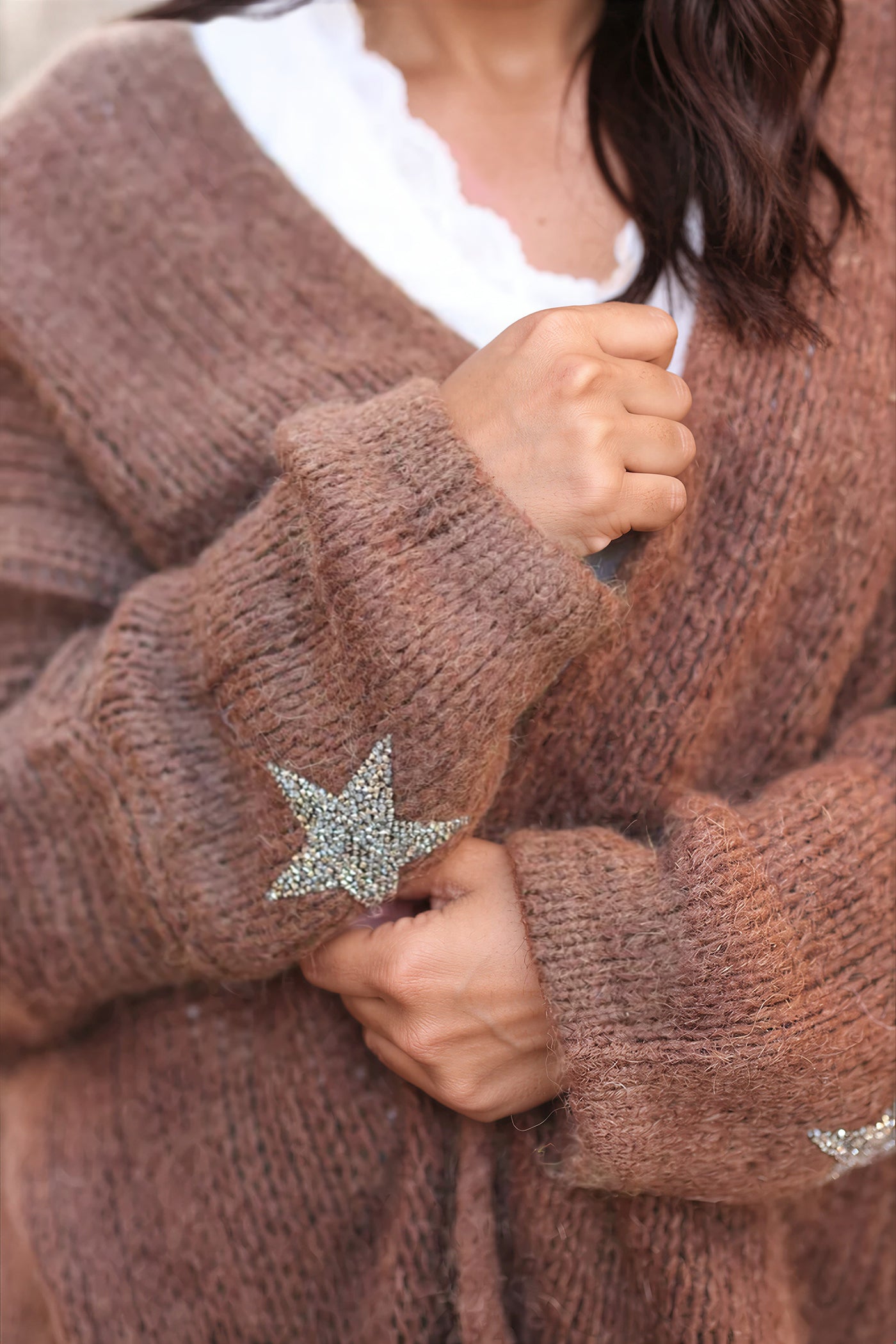 Cárdigan chocolate de largo medio con mangas grandes de malla con forma de estrella y strass