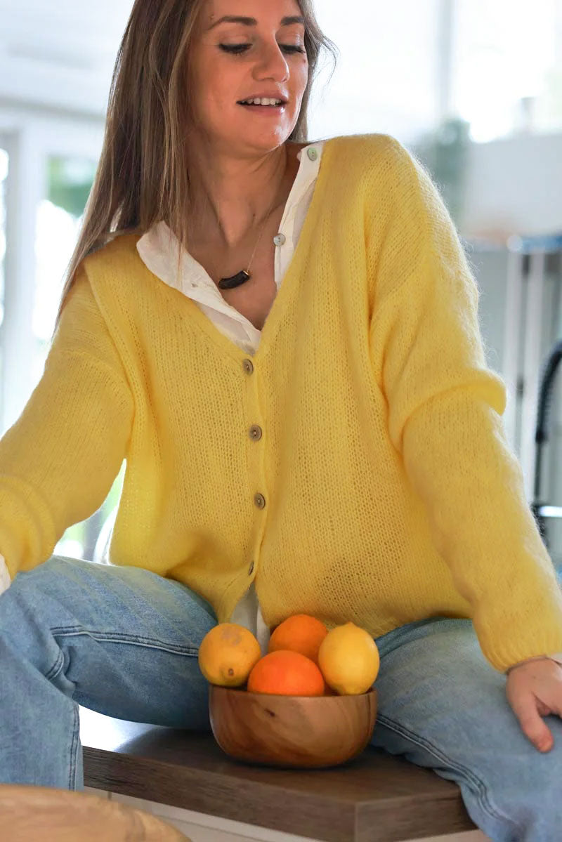 Gilet uni jaune en maille petits boutons nacrés