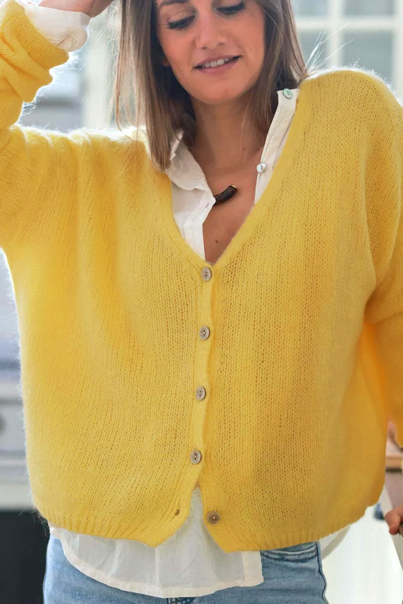 Gilet uni jaune en maille petits boutons nacrés