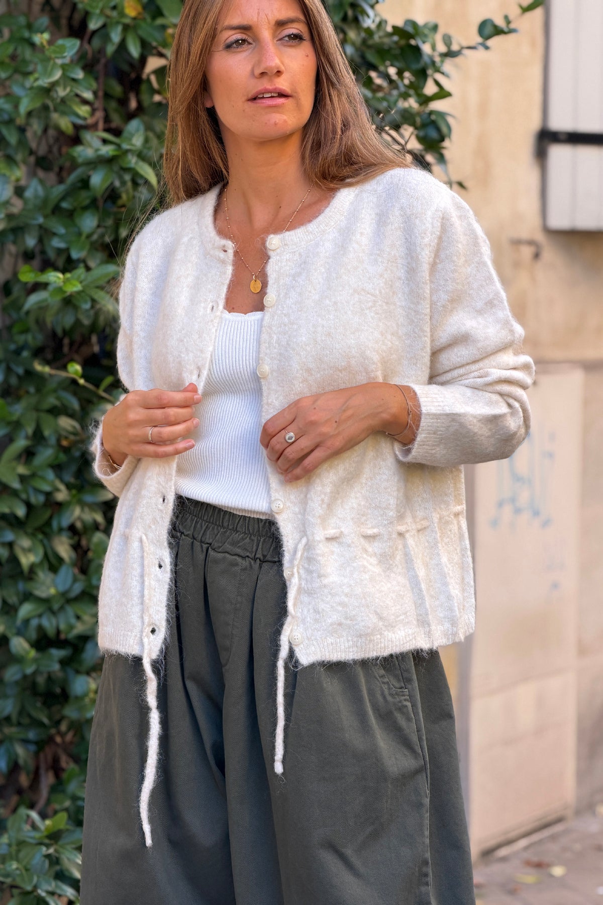 Gilet en maille beige chiné à boutons et lien à resserrer à la taille