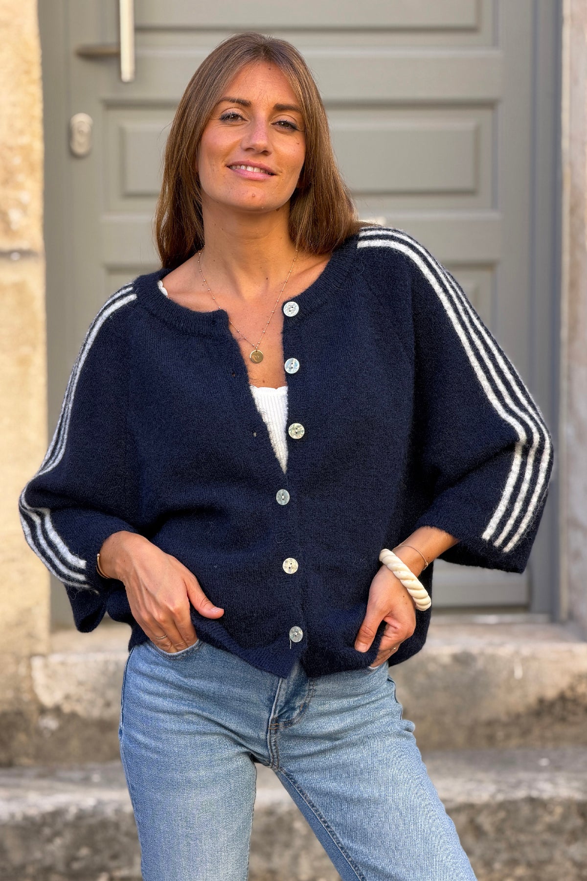 Gilet en maille bleu marine détails rayures et étoile écrue manches 3/4