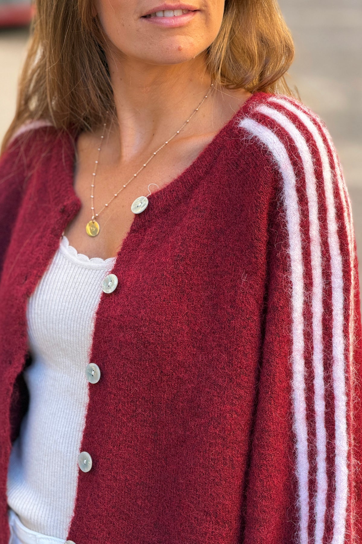 Gilet en maille bordeaux détails rayures et étoile écrue manches 3/4
