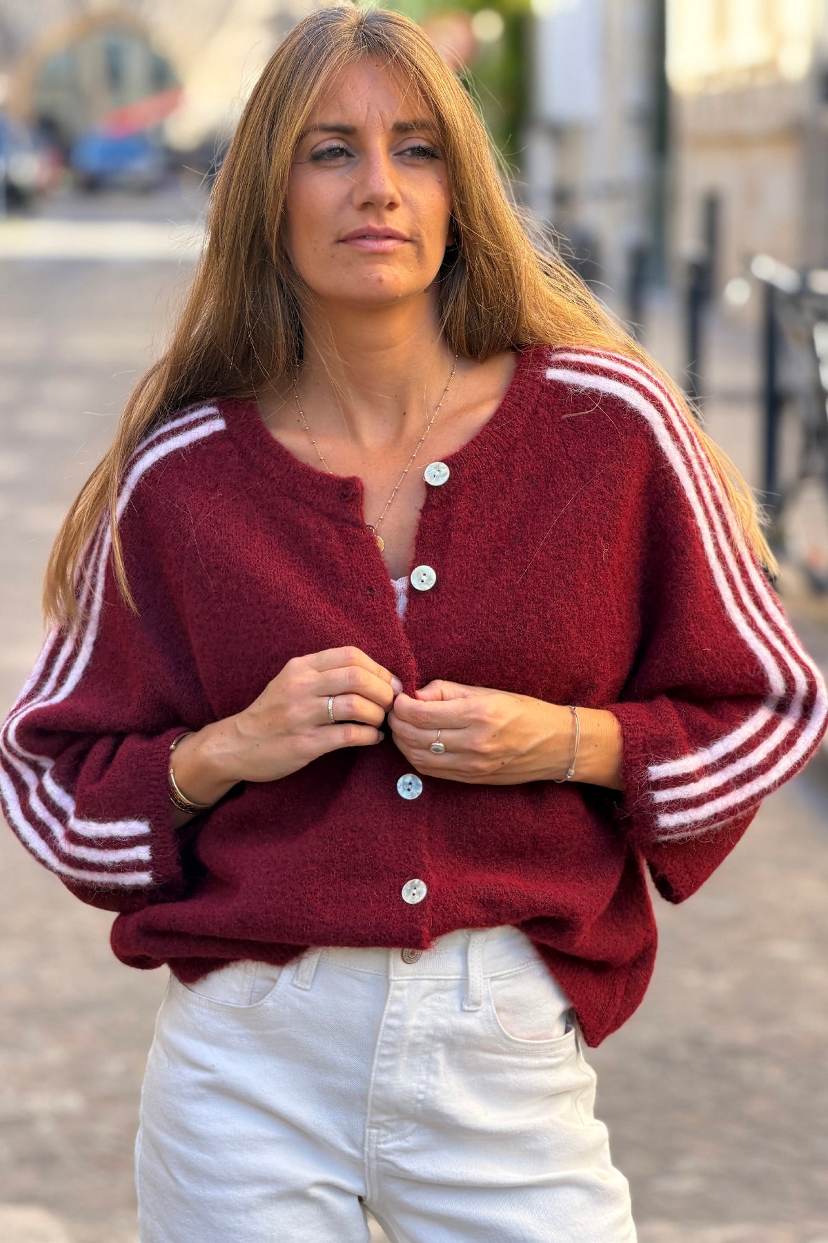 Gilet en maille bordeaux détails rayures et étoile écrue manches 3/4