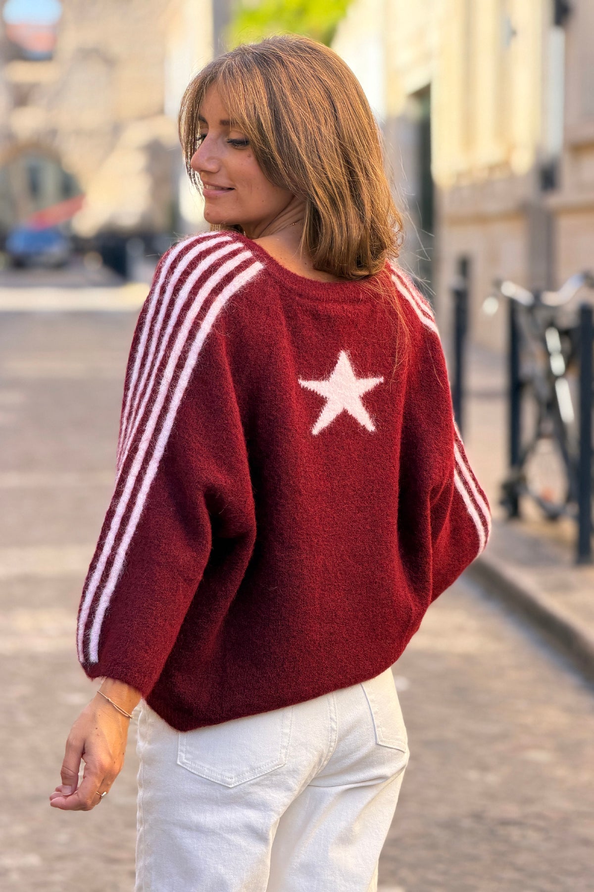 Gilet en maille bordeaux détails rayures et étoile écrue manches 3/4