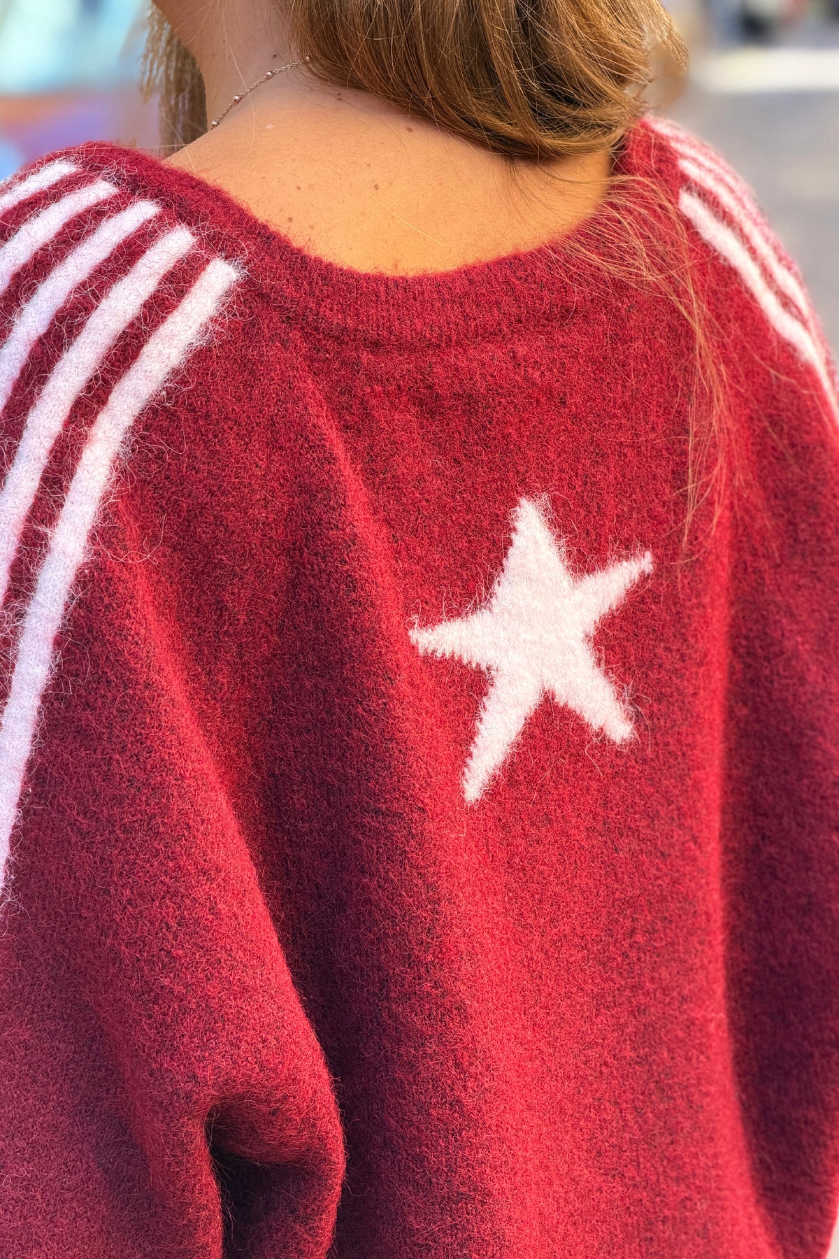 Gilet en maille bordeaux détails rayures et étoile écrue manches 3/4