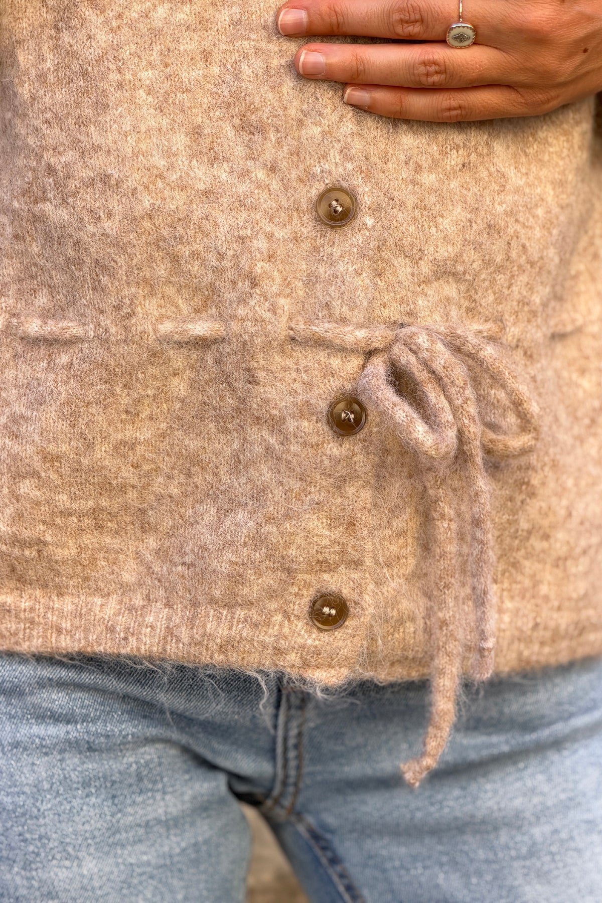 Gilet en maille taupe chiné à boutons et lien à resserrer à la taille