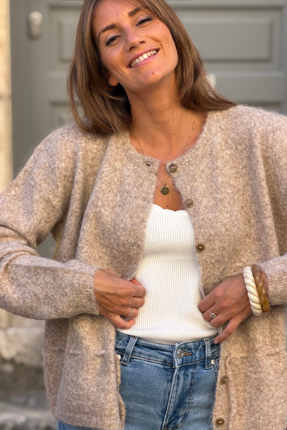 Gilet en maille taupe chiné à boutons et lien à resserrer à la taille