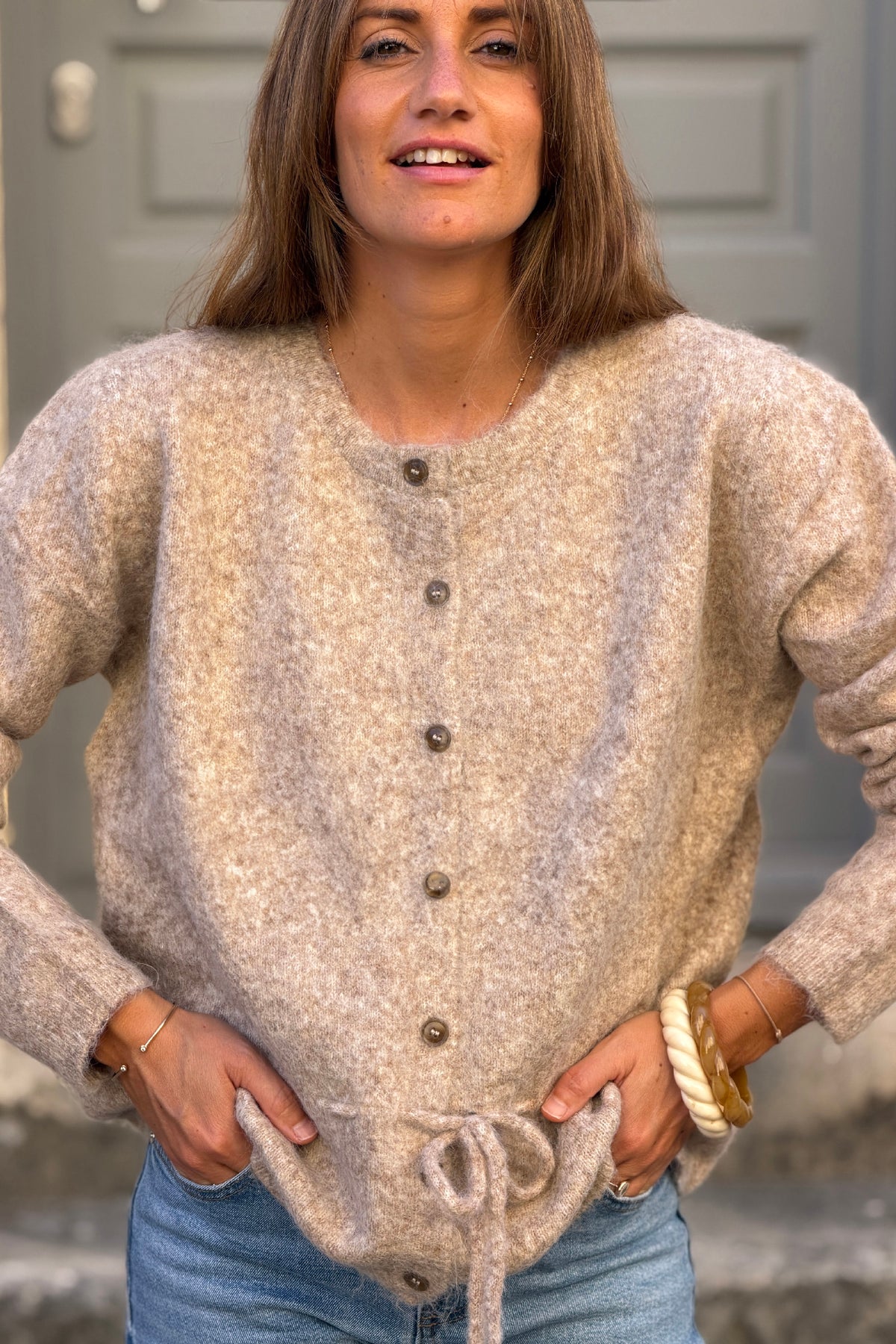 Gilet en maille taupe chiné à boutons et lien à resserrer à la taille