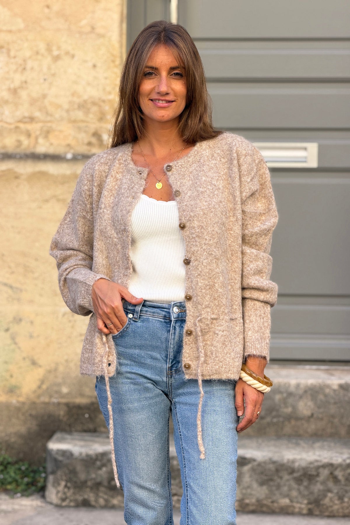 Gilet en maille taupe chiné à boutons et lien à resserrer à la taille