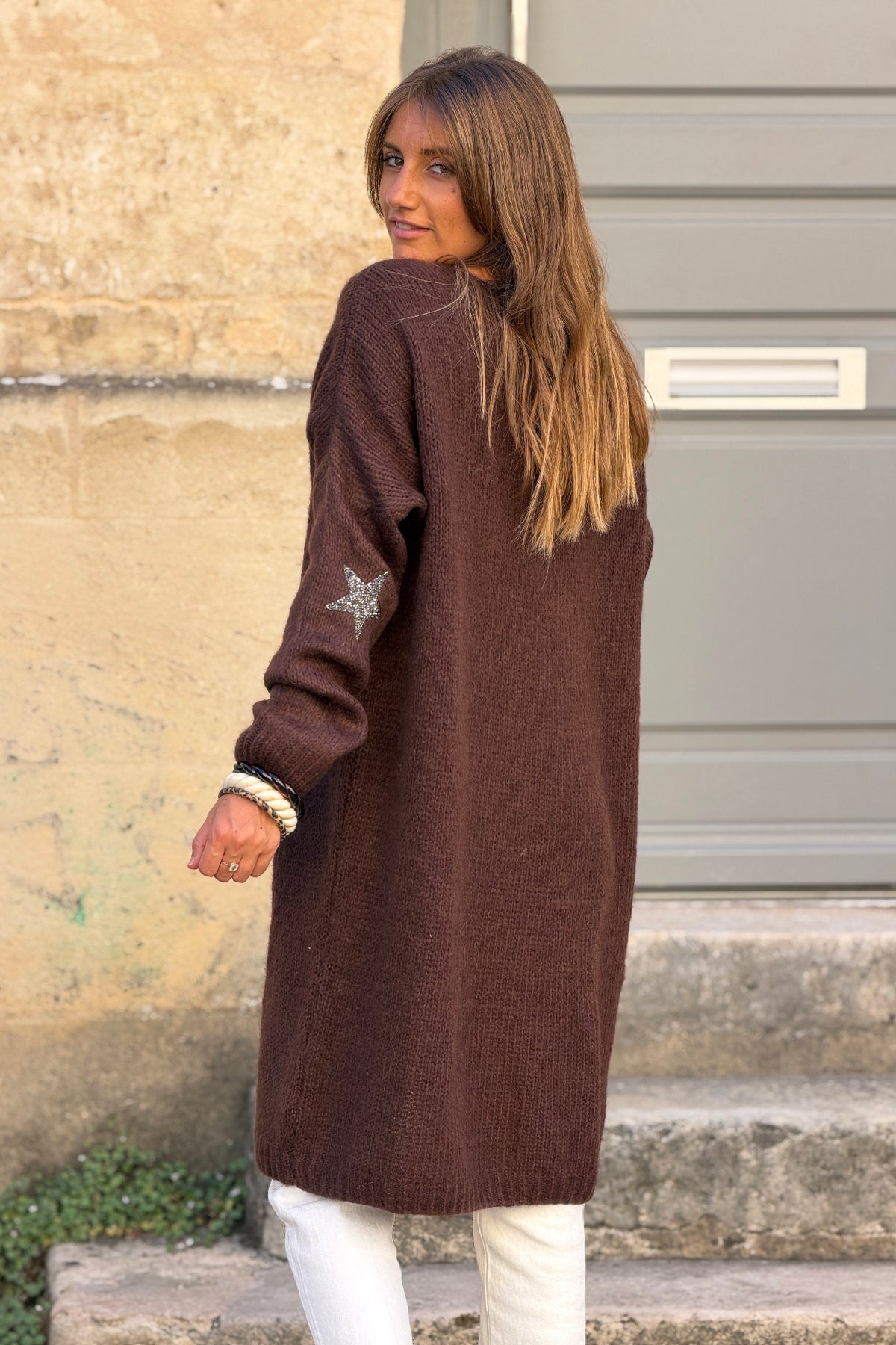 Gilet long droit marron en grosses mailles étoiles strass sur les manches
