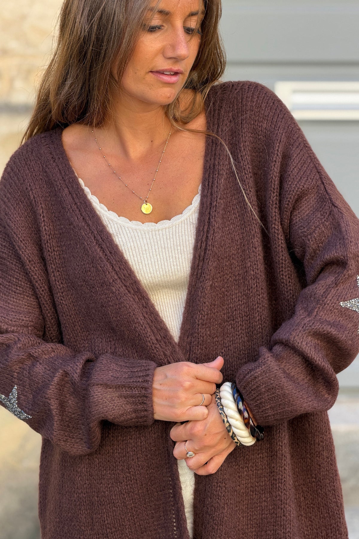 Gilet long droit marron en grosses mailles étoiles strass sur les manches
