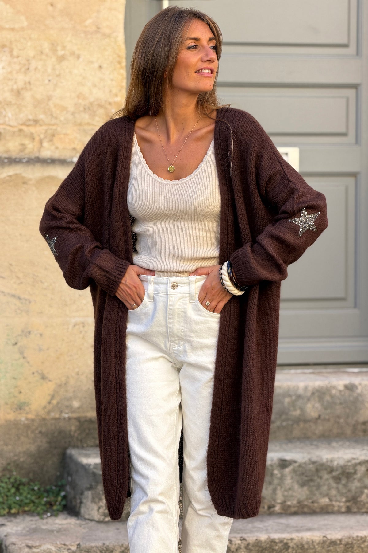 Gilet long droit marron en grosses mailles étoiles strass sur les manches