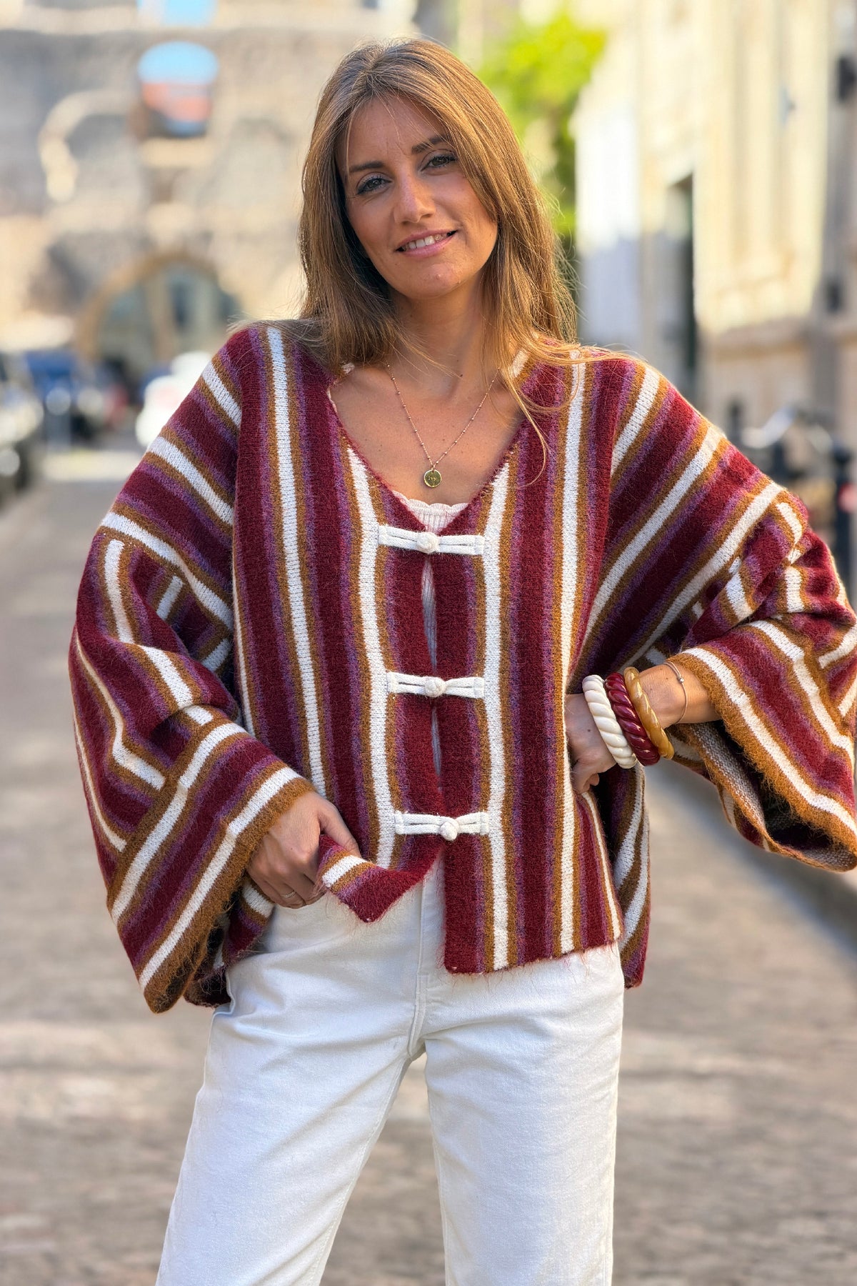 Gilet moelleux rayures bordeaux et camel fermeture nœuds style veste mexicaine