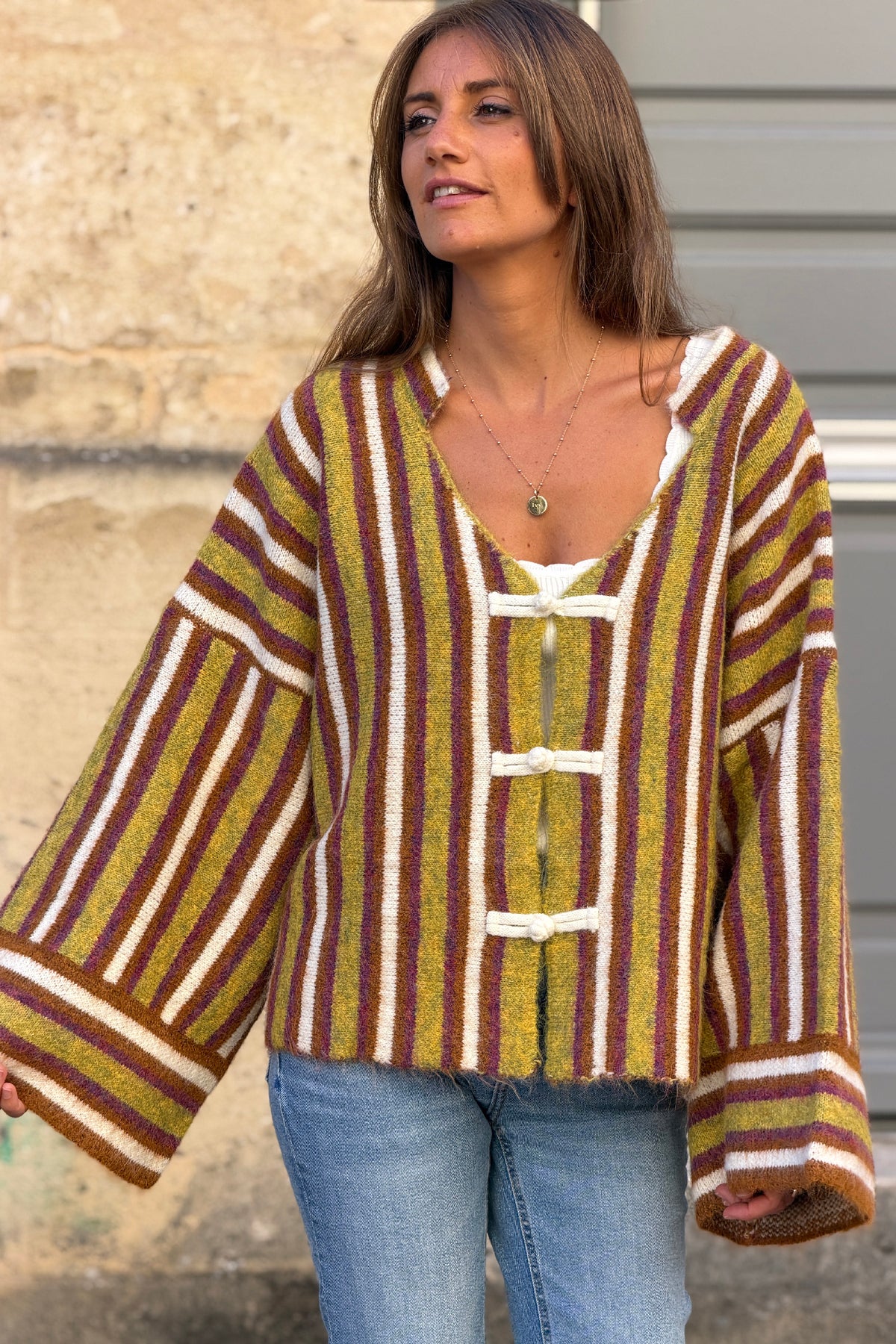 Gilet moelleux rayures vert et camel fermeture nœuds style veste mexicaine