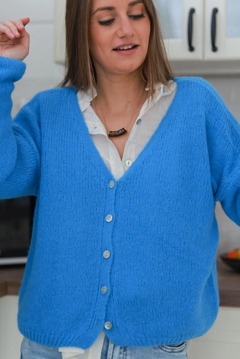 Gilet uni bleu en maille petits boutons nacrés