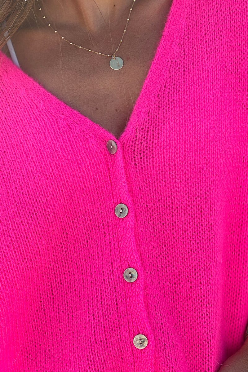 Cárdigan liso fucsia neón de punto fino con pequeños botones perlados