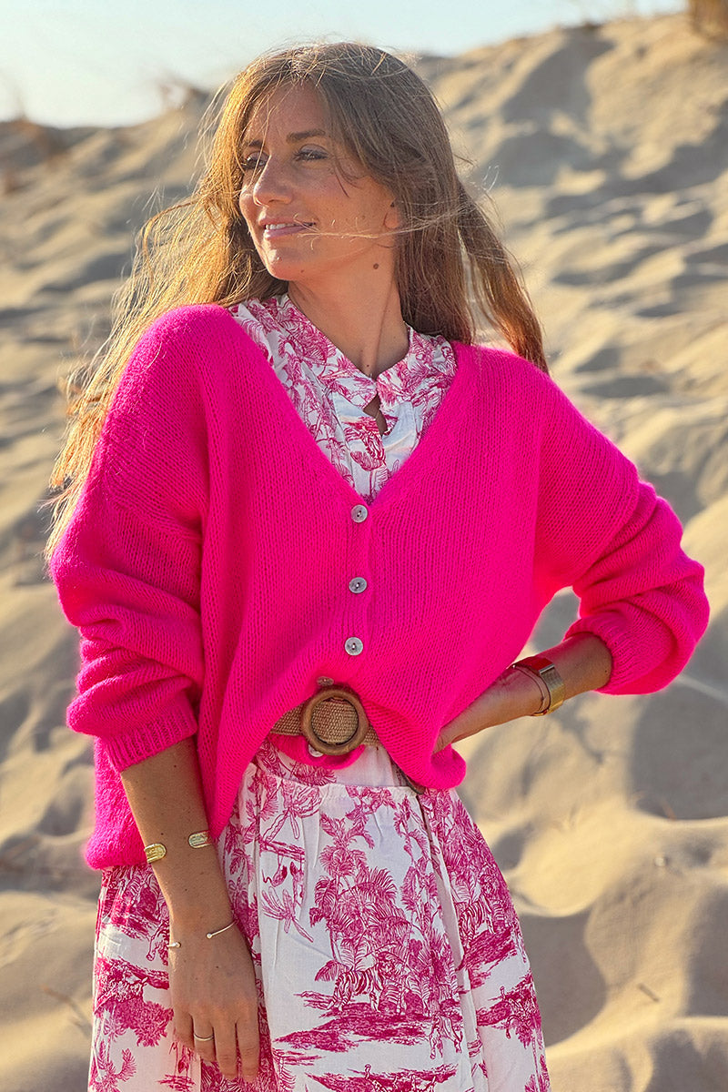 Cárdigan liso fucsia neón de punto fino con pequeños botones perlados