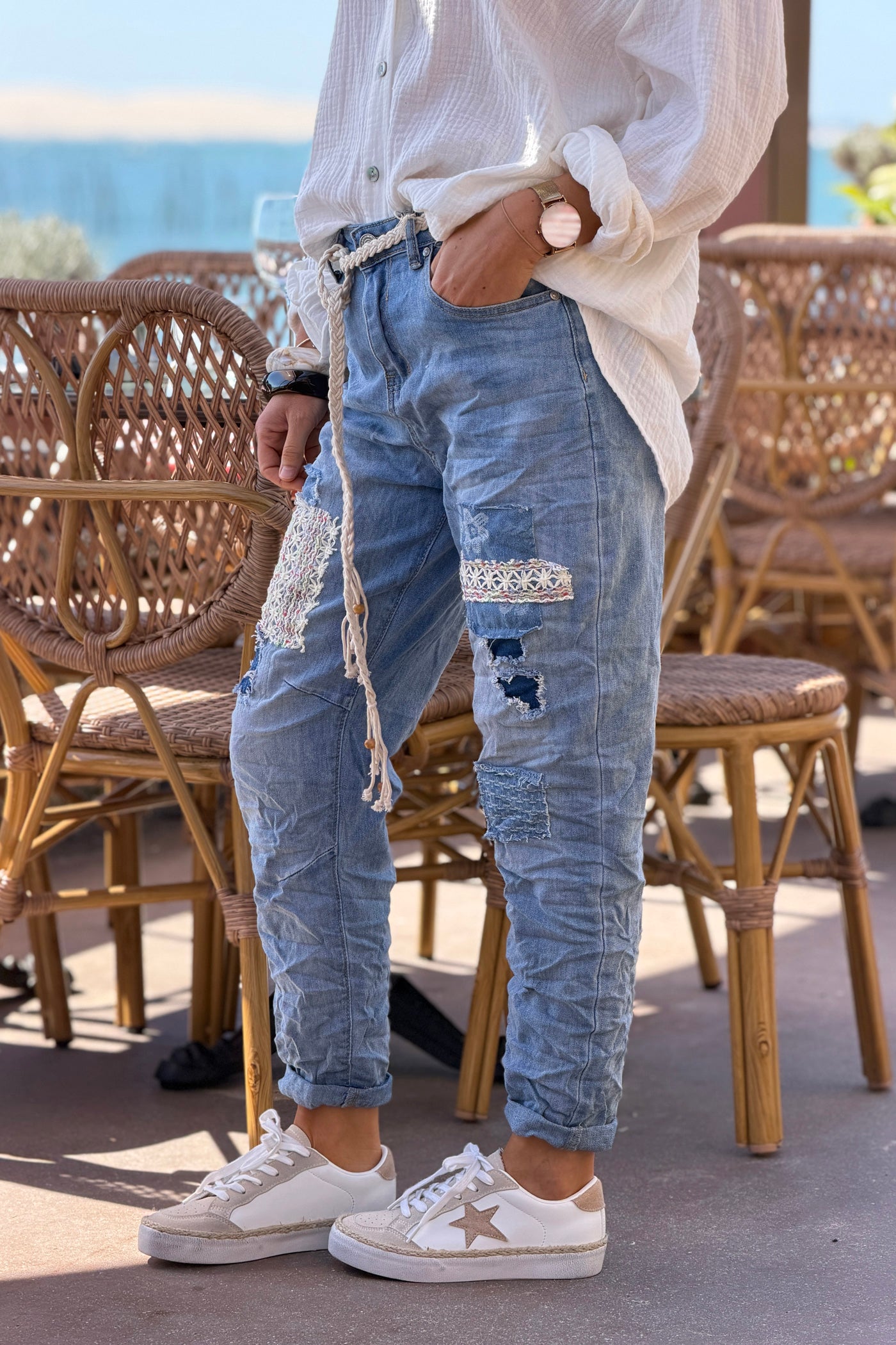 Jean délavé effet usé empiècement broderie et ceinture crochet
