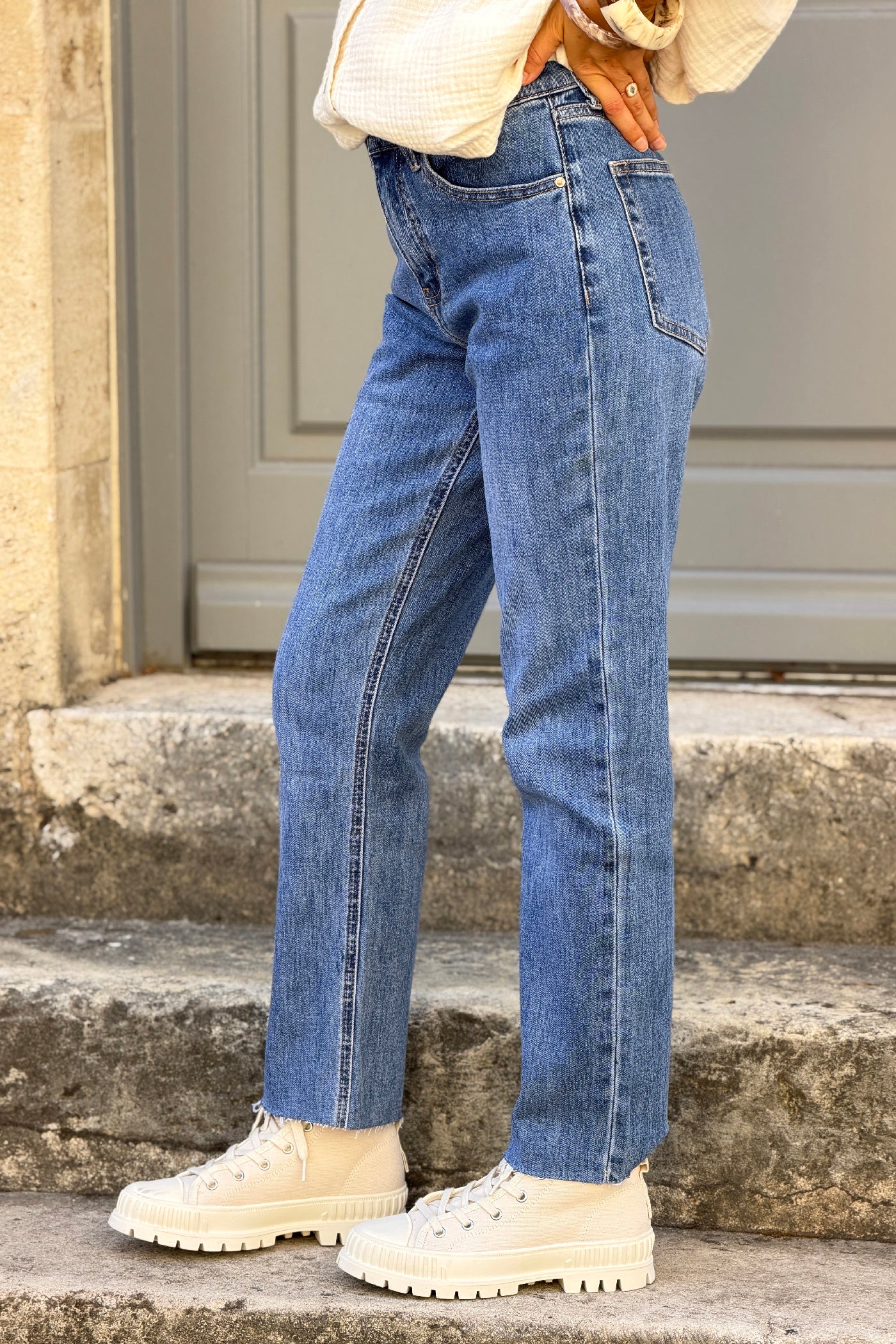 Jean délavé moyen coupe droite détail cropped