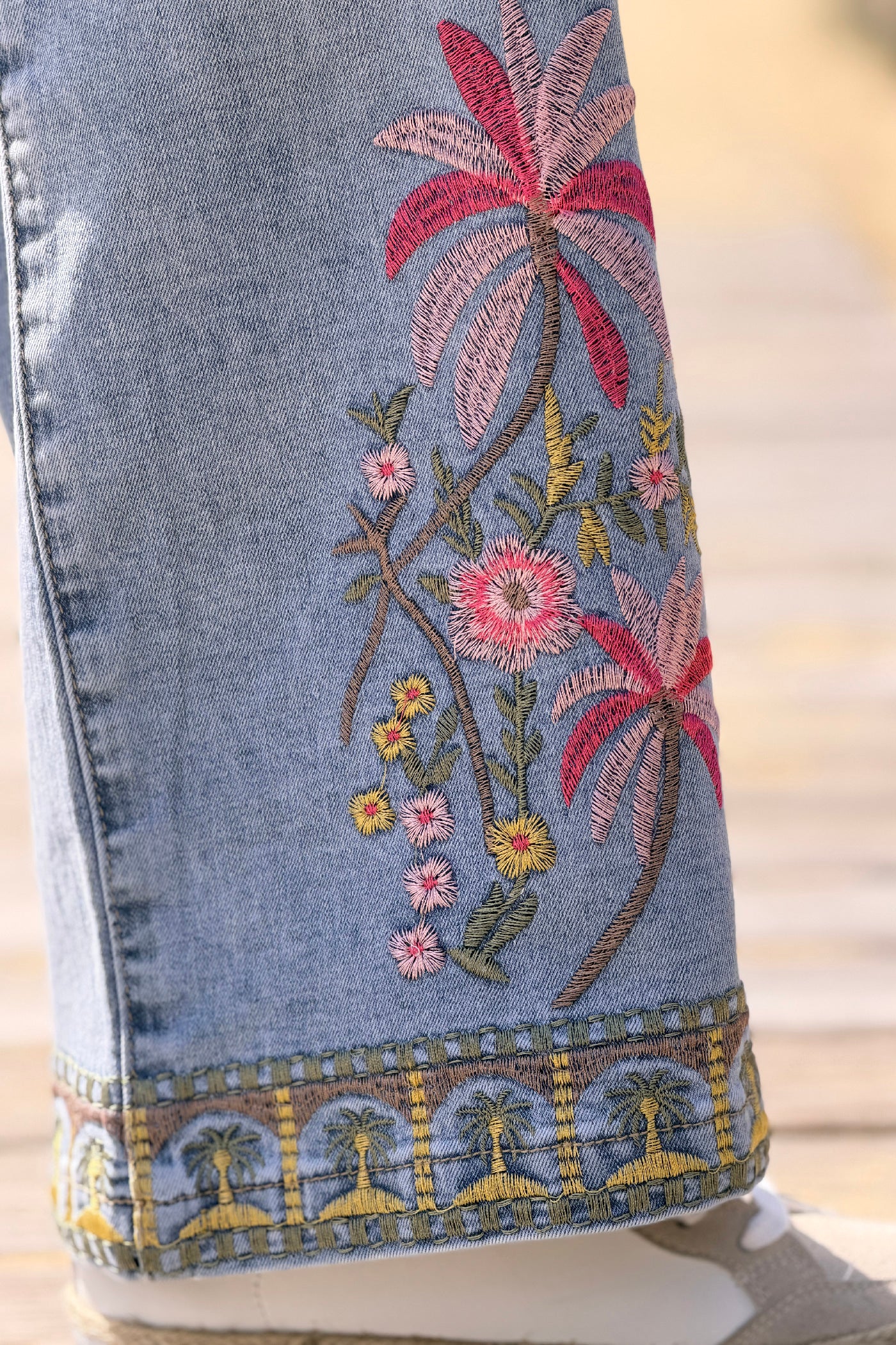 Jean délavé taille haute avec broderie palmiers sur le côté
