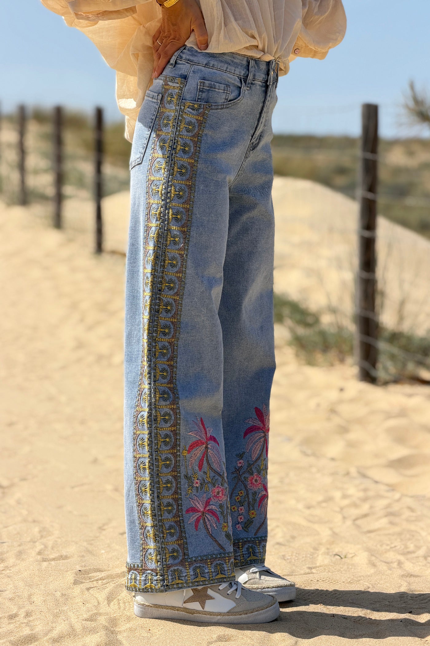 Jean délavé taille haute avec broderie palmiers sur le côté