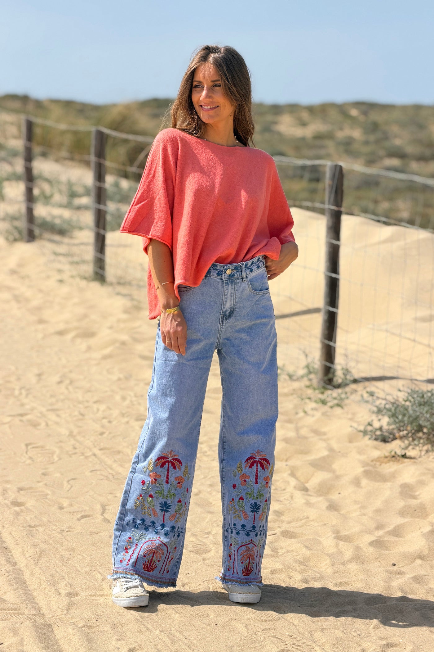 Jean délavé wide leg avec broderie fleurs et palmiers colorés et ceinture brodée
