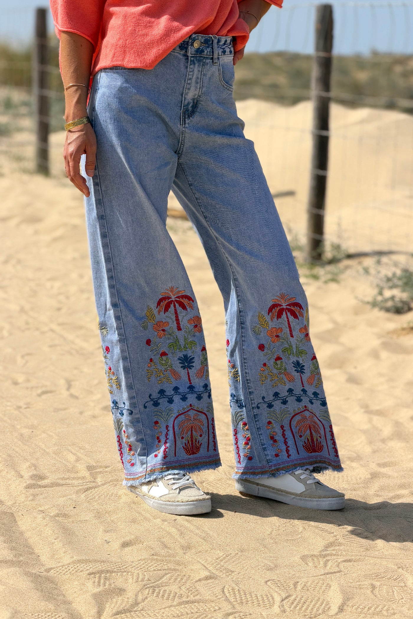 Jean délavé wide leg avec broderie fleurs et palmiers colorés et ceinture brodée
