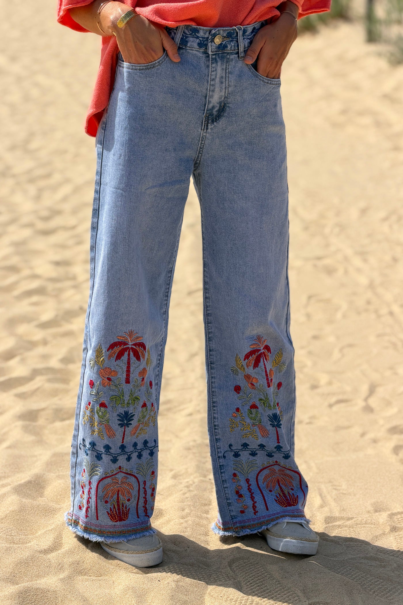 Jean délavé wide leg avec broderie fleurs et palmiers colorés et ceinture brodée