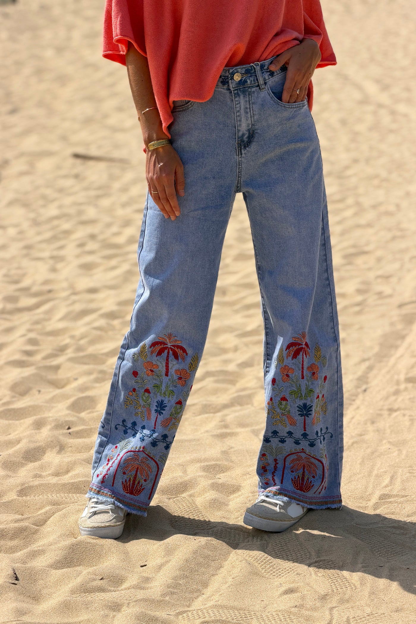 Jean délavé wide leg avec broderie fleurs et palmiers colorés et ceinture brodée