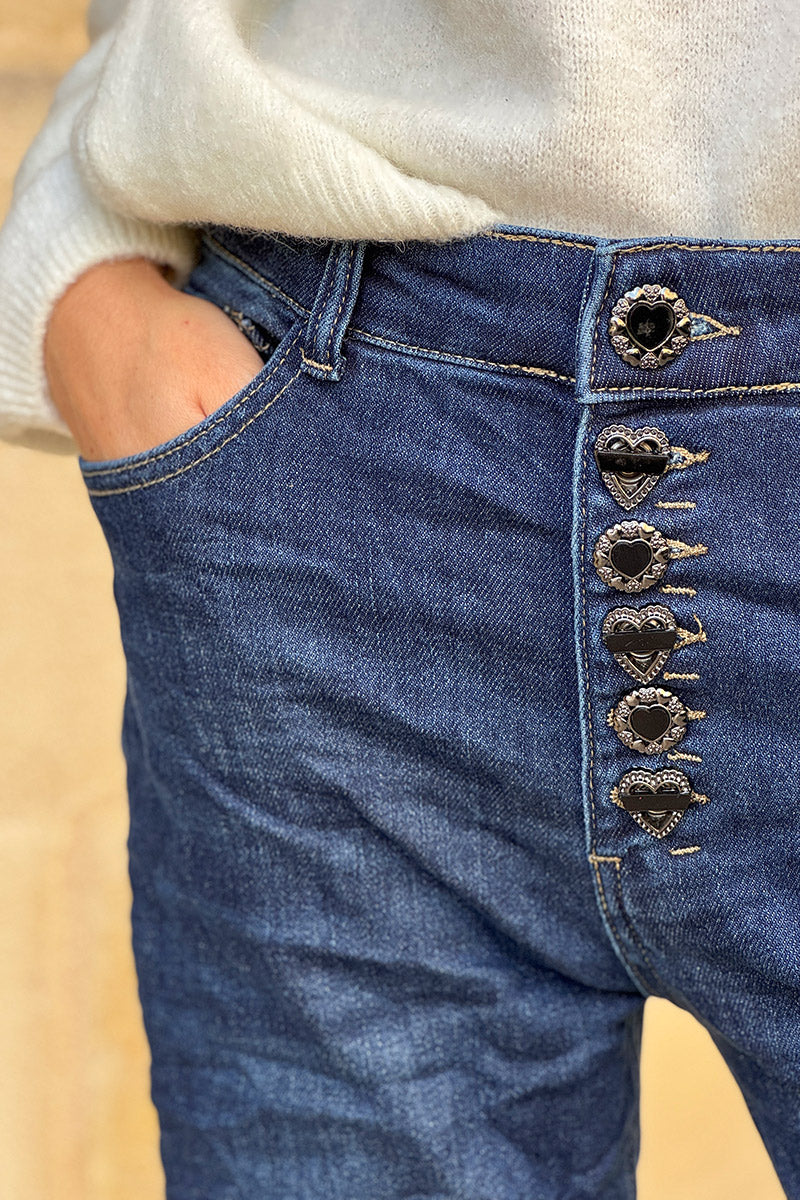 Pantalones vaqueros rectos con 6 botones originales en forma de corazón.