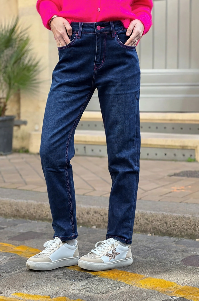 Jean fonce délave détail coutures rose fuchsia coupe slim