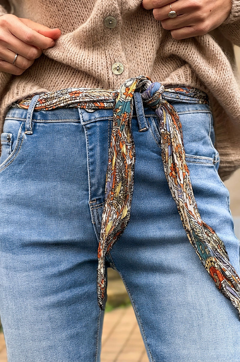 Jean slim délavé détail imprimé revers et ceinture foulard
