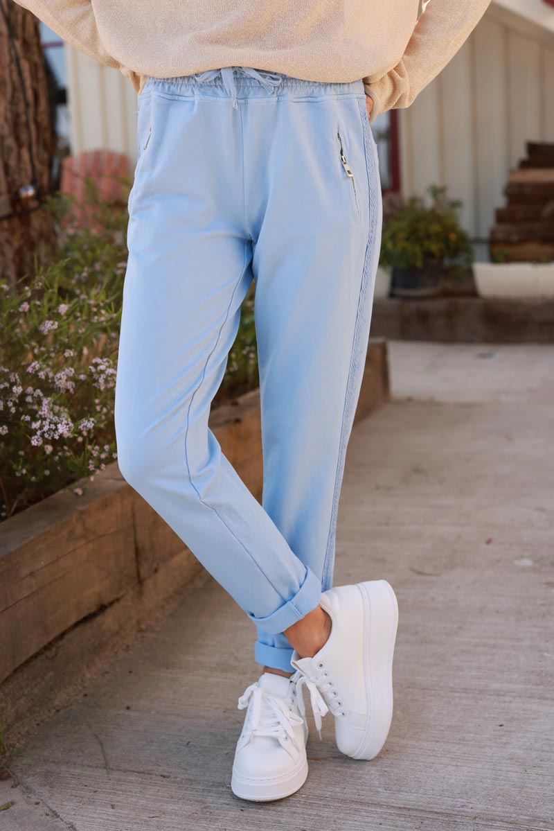 Jogging bleu ciel en coton ceinture élastique et poches zips liseré broderie chevrons
