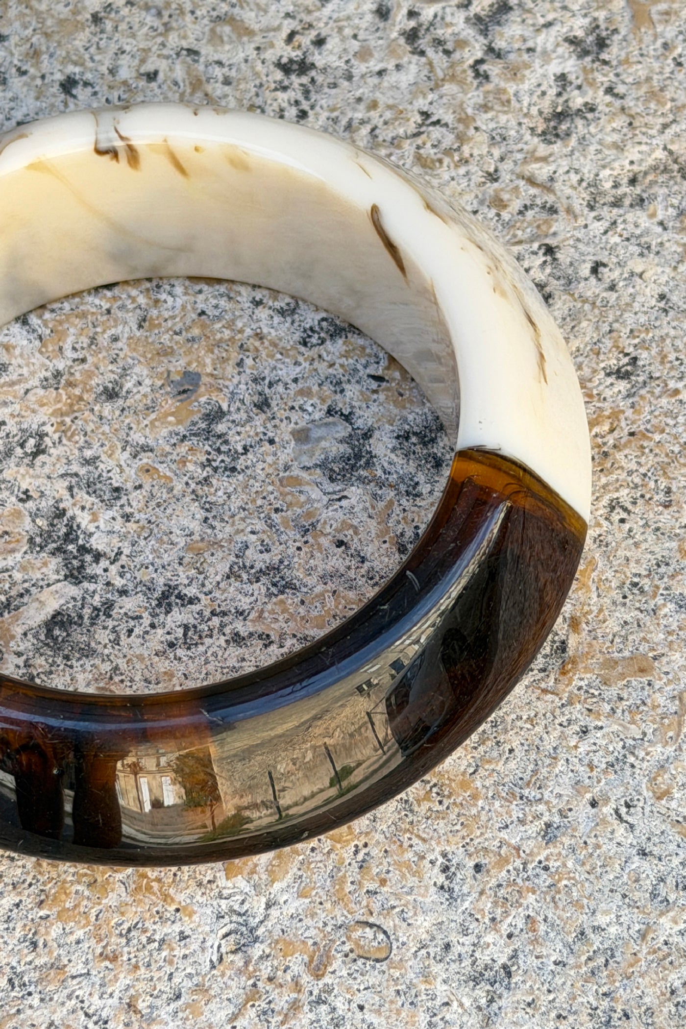 Jonc large bicolore écru et marron écaille ambre en résine effet marbré