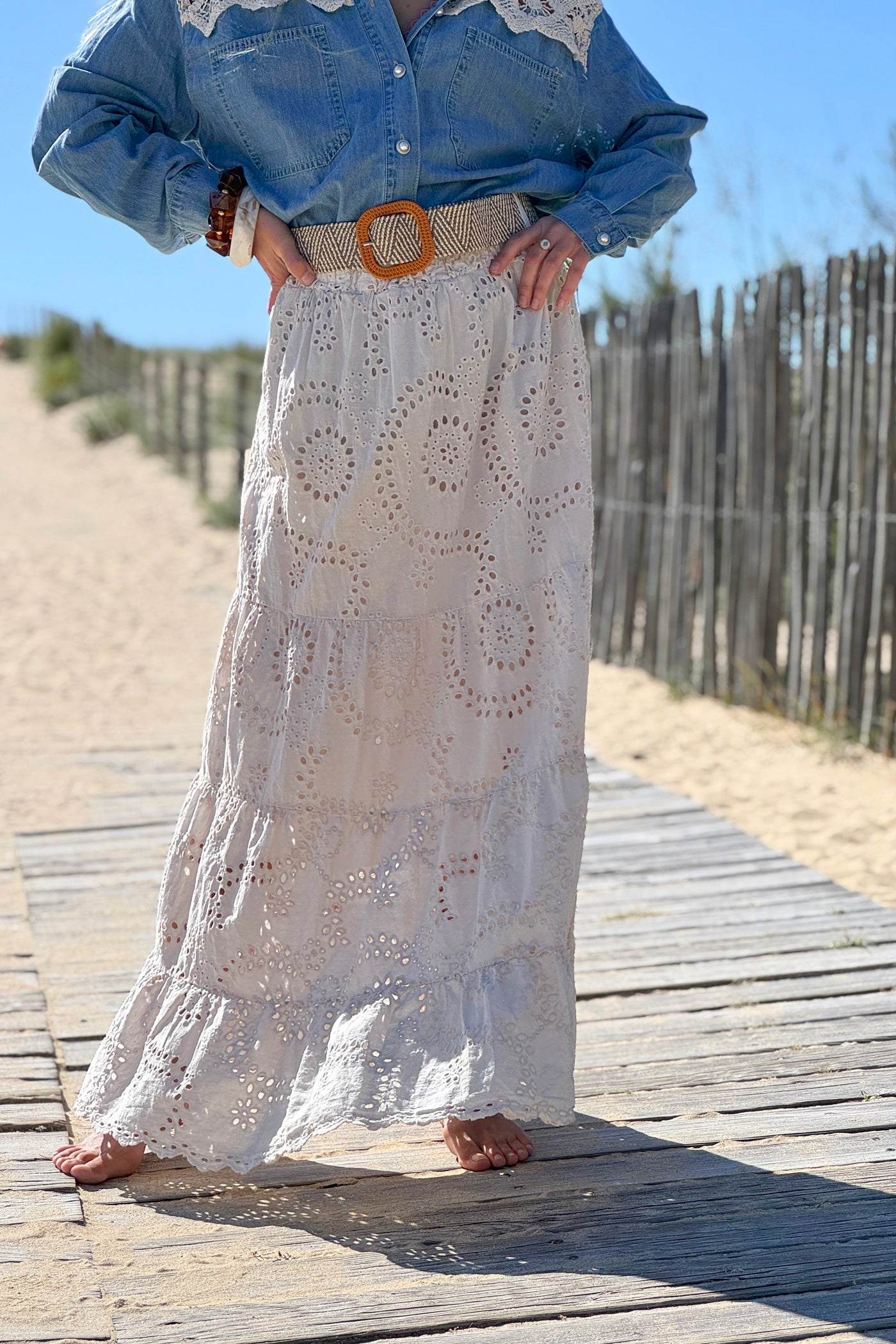 Jupe beige longue en broderie anglaise doublée ceinture élastique style raphia