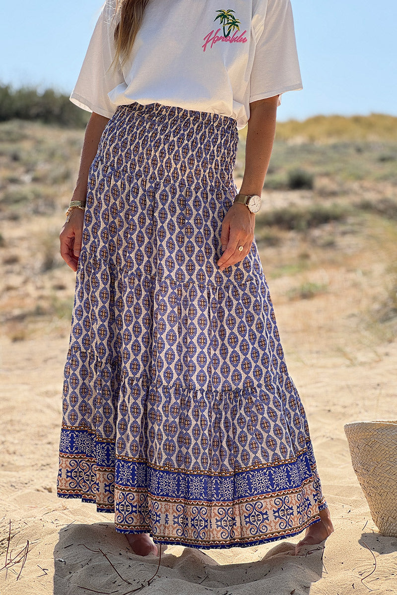 Falda larga y fluida de estilo bohemio con estampado de medallón étnico azul real y cinturilla fruncida.