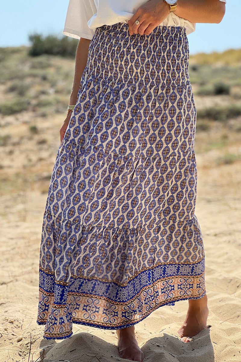 Falda larga y fluida de estilo bohemio con estampado de medallón étnico azul real y cinturilla fruncida.