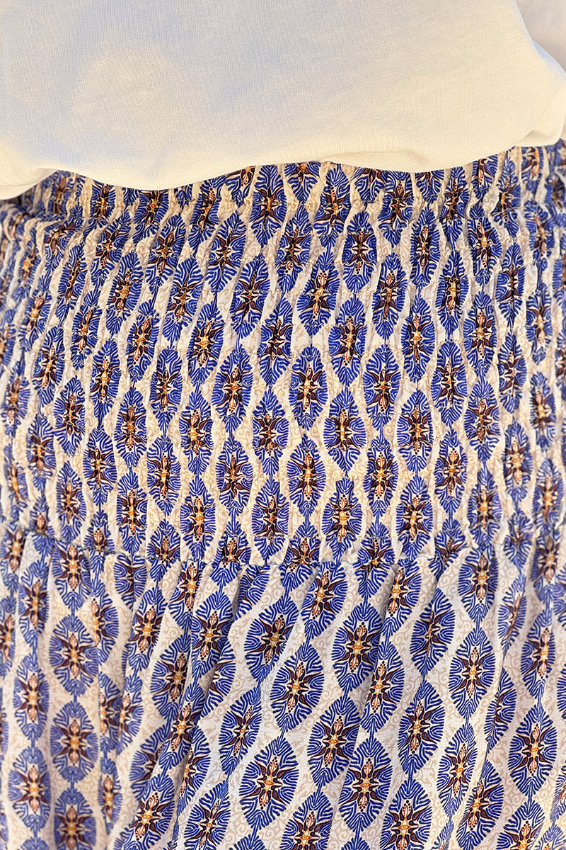 Falda larga y fluida de estilo bohemio con estampado de medallón étnico azul real y cinturilla fruncida.