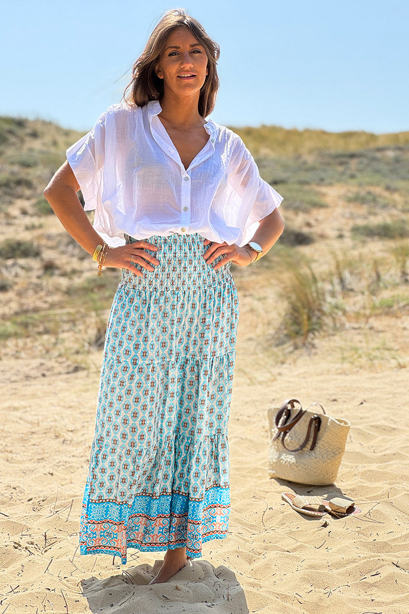Falda larga y fluida de estilo bohemio con estampado de medallón étnico turquesa y cinturilla fruncida.