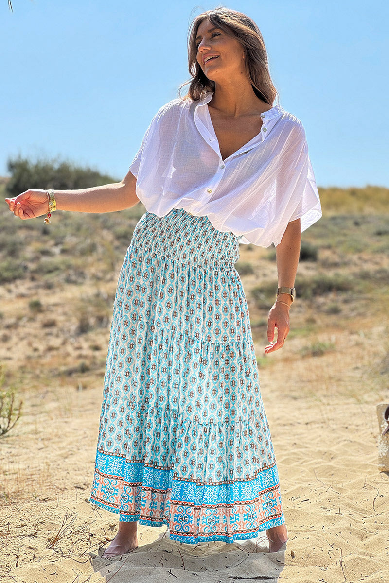 Falda larga y fluida de estilo bohemio con estampado de medallón étnico turquesa y cinturilla fruncida.