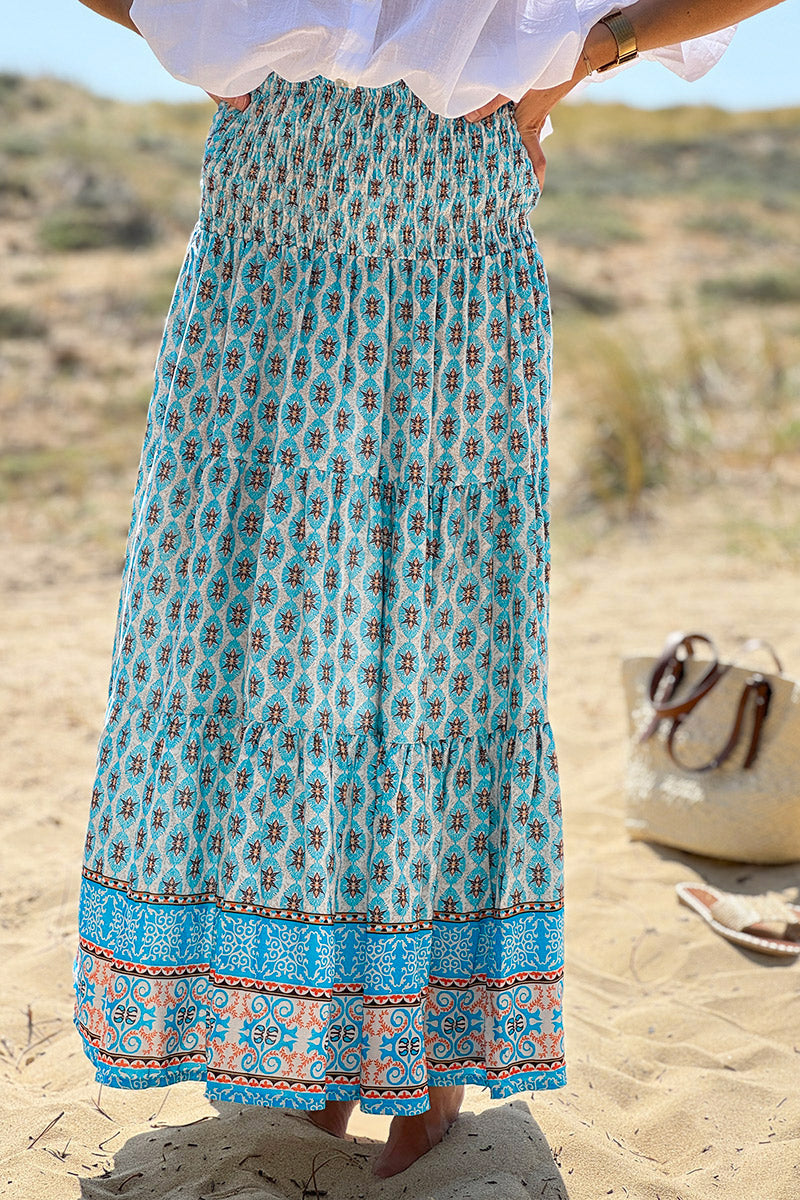 Falda larga y fluida de estilo bohemio con estampado de medallón étnico turquesa y cinturilla fruncida.