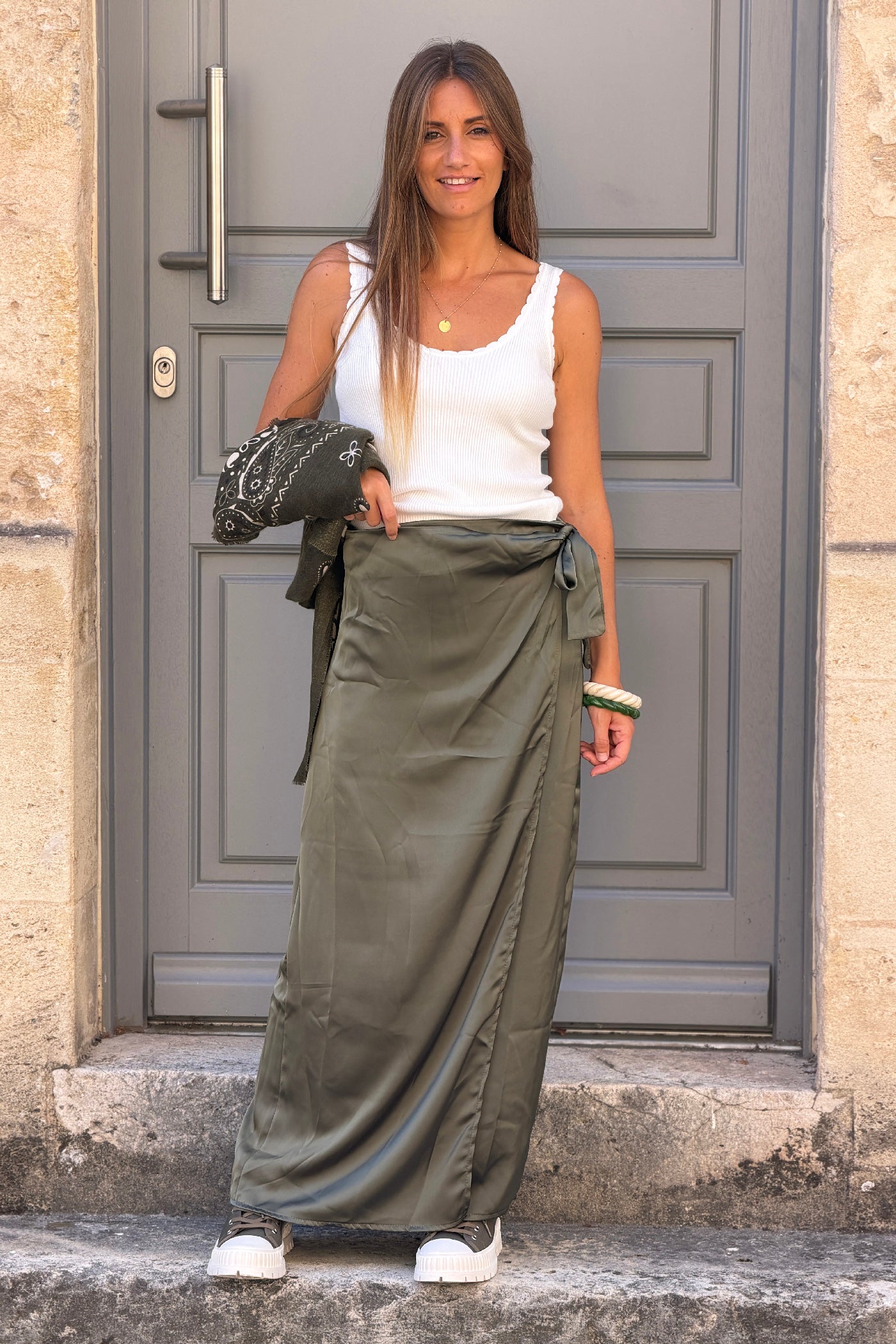 Jupe longue kaki fluide effet satiné coupe porte-feuille
