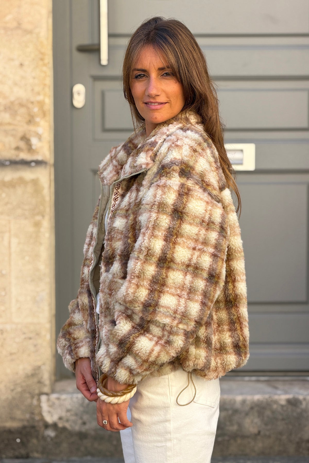Manteau beige tout doux effet poils à carreaux pastel avec zip et col montant