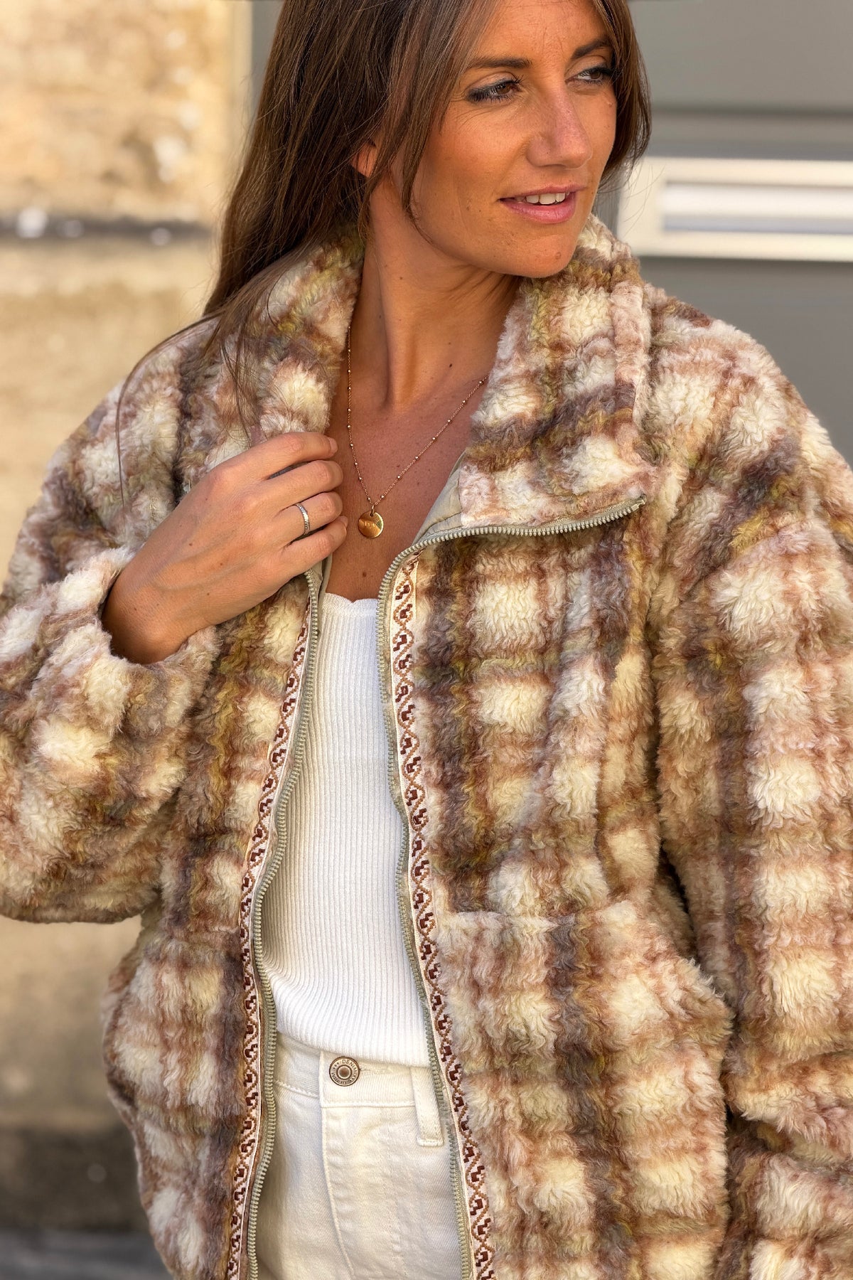 Manteau beige tout doux effet poils à carreaux pastel avec zip et col montant