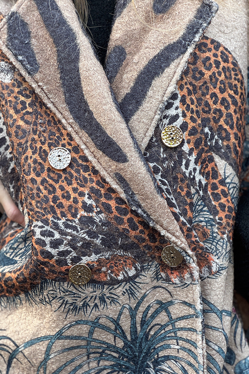 Manteau cape beige en bouclettes imprime jungle tigre et fleurs