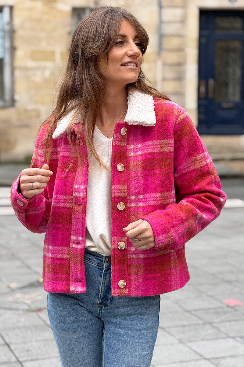 Manteau court à carreaux fuchsia en feutrine col moumoute