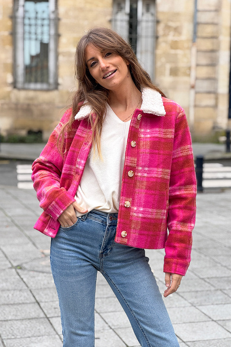 Manteau court à carreaux fuchsia en feutrine col moumoute